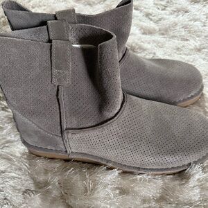 Gorgeous UGG new boots
